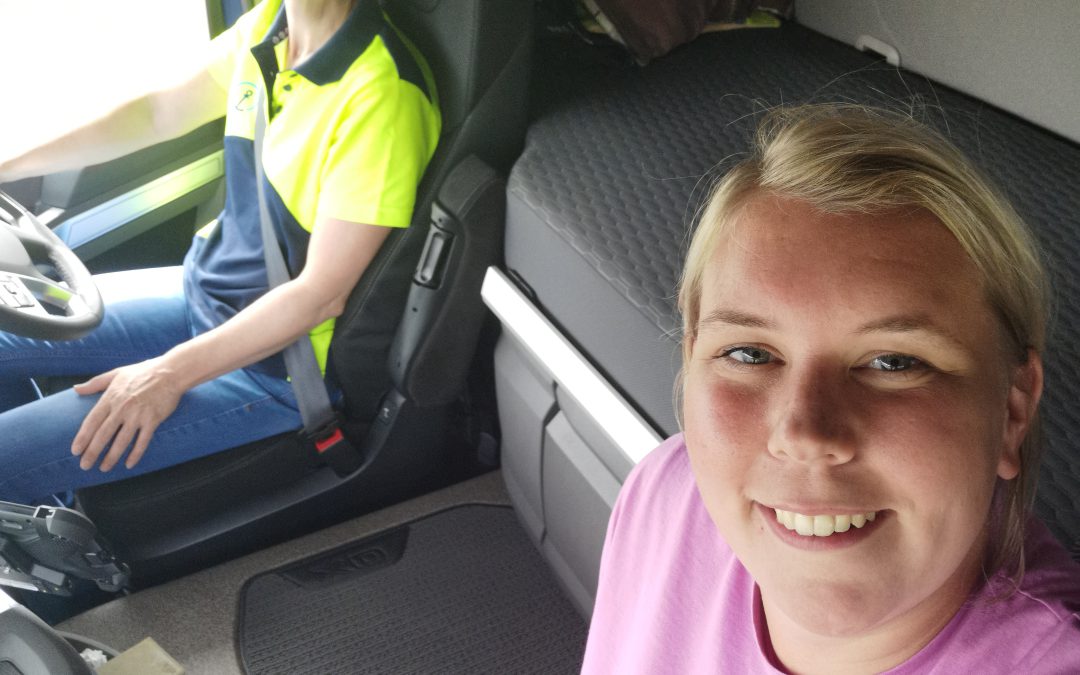 TextVast Toert: Eveline rijdt een dagje mee met vrachtwagenchauffeur Mirjam