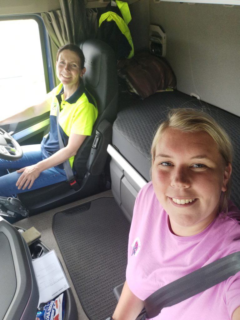 TextVast Toert: Eveline rijdt een dagje mee met vrachtwagenchauffeur Mirjam